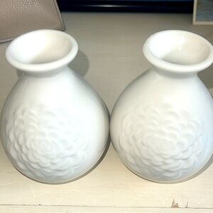 New -Jessica McClintock home ceramic flower vase. (2)